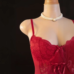 Détail de la lingerie en dentelle florale rouge avec un nœud en soie élégant