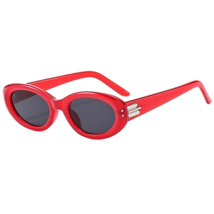 Lunettes de soleil œil-de-chat ovales rouges avec verres foncés et détails argentés