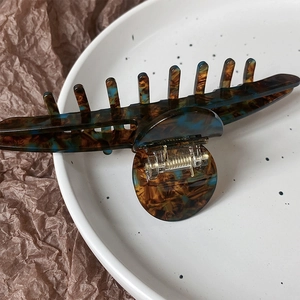 Grande molletta per capelli in acetato con motivo tartarugato marrone e blu elegante