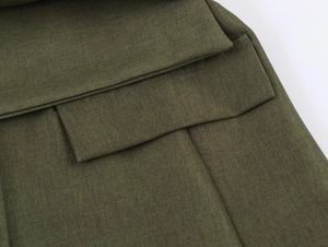 Gros plan d'une poche de veste vert militaire avec rabat et texture de tissu premium