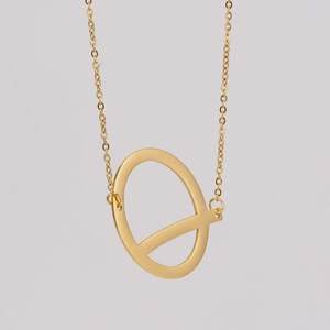 Elegante collar de acero inoxidable bañado en oro de 18K con colgante de la letra Q