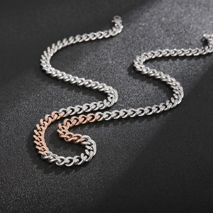 Detailansicht der zweifarbigen Panzerkette in Silber und Roségold mit polierter Oberfläche