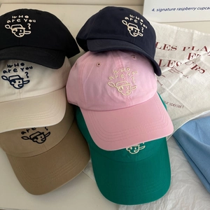 Mehrere Baseballkappen mit 'Who are you?' Stickerei in verschiedenen Pastell- und klassischen Farben