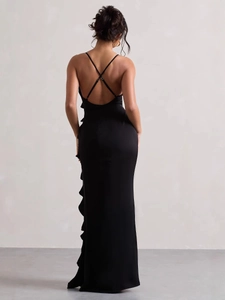 Robe longue noire élégante dos nu avec bretelles croisées et détails de volants