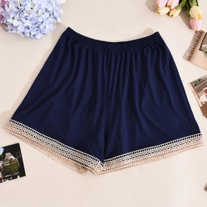 Dunkelblaue Schlafshorts mit elastischem Bund und filigranen weißen Spitzenborten im Detail