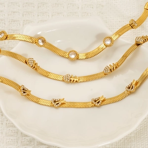 Bracelet chaîne serpent dorée pour femme avec pendentifs cœur et arête en zircon