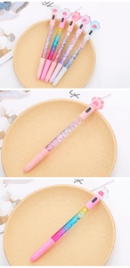Détail de cinq stylos à encre gel à sable mouvant liquide avec capuchons patte de chat