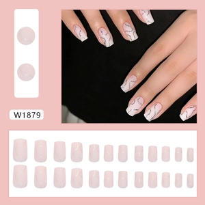 Unghie finte rosa e bianche con linee ondulate glitterate argento e forma quadrata