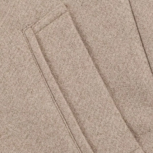 Vue macro détaillée de la texture du tissu en laine et des coutures sur la poche