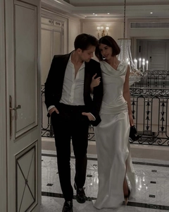 Elegante abito da sera in raso bianco con scollo a cappuccio e spacco laterale