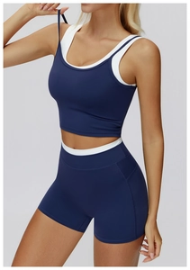 Detail der weißen Kontrastnähte an blauem Sport-BH und Shorts aus Stretch-Material