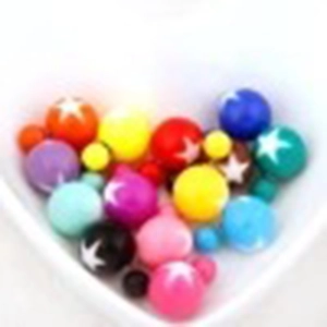 Boucles d'oreilles boules colorées à motif d'étoile dans un plateau en forme de cœur