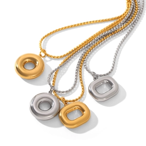 Collier géométrique en acier inoxydable avec pendentifs ronds et carrés en or et argent