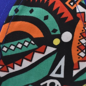 Vue macro de la broderie ethnique géométrique sur le tissu sergé du bonnet de baseball