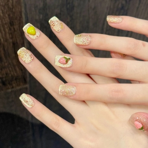 Handgefertigte Press-on-Nägel mit goldenem Glitzer, 3D-Erdbeeren und floralen Motiven