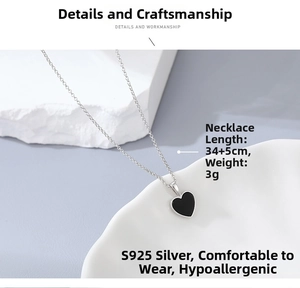 Makroaufnahme der S925 Sterling Silber Herzkette mit schwarzem Emaille, Länge 34+5cm