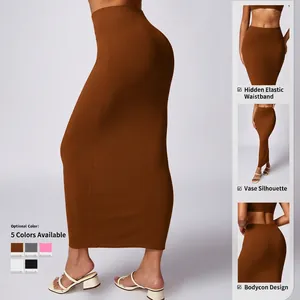 Gonna midi in maglia marrone scuro a vita alta con vestibilità slim ed elastico interno