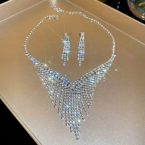 Vue détaillée du collier de mariée en zircon argenté et des boucles d'oreilles sur plateau