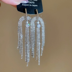 Vue rapprochée de boucles d'oreilles franges en argent S925 avec pampilles étincelantes