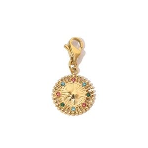 Makroaufnahme des goldenen Sonnenanhängers mit farbigen Kristallen und Karabinerverschluss