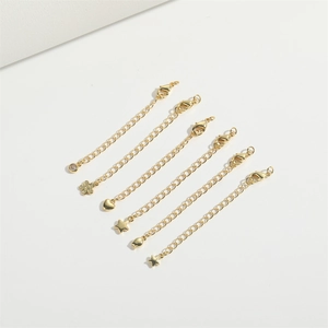 Lot de six chaînes d'extension dorées avec divers pendentifs pour bijoux DIY