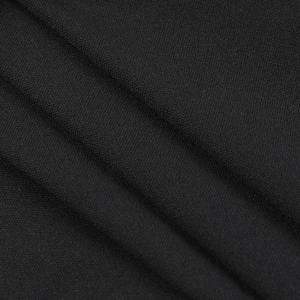 Détail rapproché montrant la texture fine et le drapé du tissu noir en fibres synthétiques