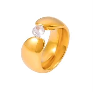 Polierter 18 Karat vergoldeter Edelstahl-Ring mit breitem Band und Zirkonia-Stein