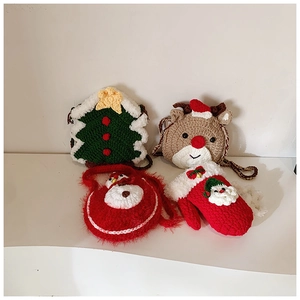 Détail de mini sacs de Noël au crochet faits à la main en forme de sapin et renne