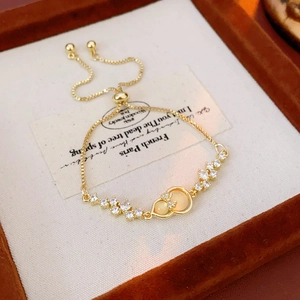 Nahaufnahme eines goldenen Flaschenkürbis-Armbands mit Zirkonia und verstellbarem Zug