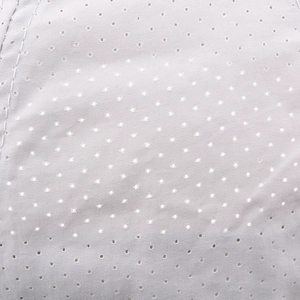 Vue détaillée du tissu en mesh respirant et des coutures de la casquette de sport légère