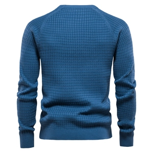 Pull bleu pour homme en maille gaufrée, vue arrière, coupe classique en tricot doux