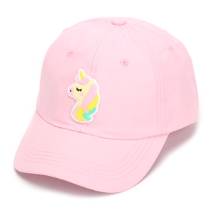 Detailansicht des bunten Einhorn-Aufnähers auf einer rosa Baseballkappe für Mädchen