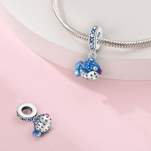 Vue détaillée du charme poisson en argent 925 avec émail bleu et pierres de zircon