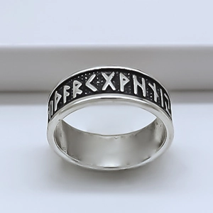 Bague vintage argentée avec gravures de runes nordiques de style minimaliste urbain