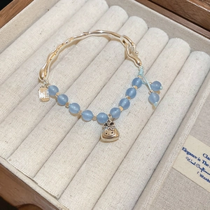 Détail du pendentif Hello Kitty sur bracelet en argent et pierres bleues dans son écrin