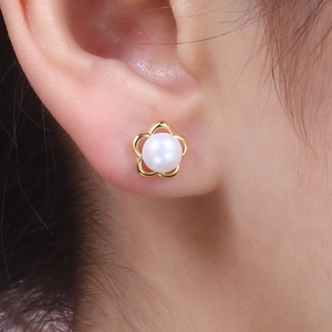 Elegant S925 silver flower stud earrings with white freshwater pearls for women