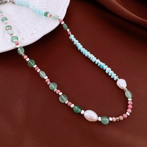 Détail du collier de perles avec pierres naturelles, perles d'eau douce et entretoises