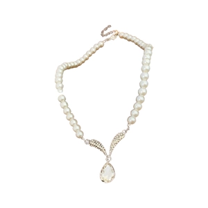 Collier de perles en V avec des ailes en strass scintillants et pendentif goutte de cristal