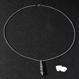 Vue macro détaillée du pendentif cylindrique en argent de 30,4g et de sa chaîne robuste
