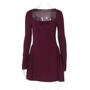 Détail de la robe mini bordeaux avec encolure carrée et décoration de nœud à l'avant