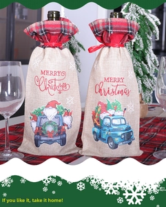 Détail du couvre-bouteille de vin en lin avec ruban à carreaux et nœud de Noël chic
