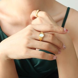 Bague en titane plaqué or de style français avec incrustation de nacre blanche ovale