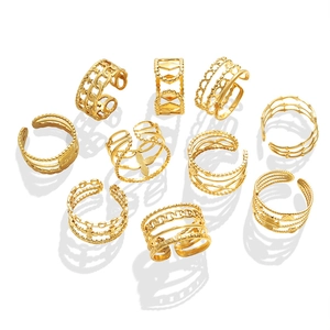 Set de 10 anillos geométricos dorados con diseños calados y grabado de letras LOVE