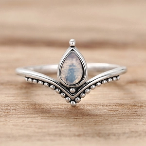Macro di anello in argento con pietra di luna a goccia e fascia a V vintage