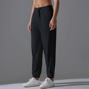 Détail du jogging noir taille haute avec cordon de serrage et poches latérales