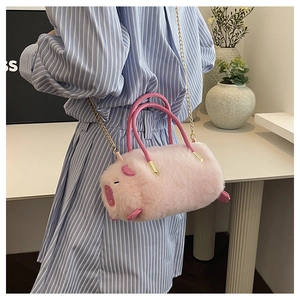 Borsa a mano cilindrica in peluche rosa a forma di maialino con tracolla a catena d'oro