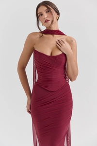 Détail de robe bustier bordeaux moulante avec fronces et foulard assorti