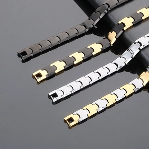 Vue détaillée de quatre bracelets magnétiques en acier au tungstène multicolores