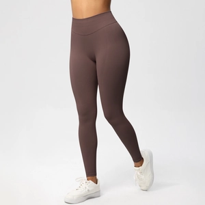 Detailansicht des hohen nahtlosen Kompressionsbundes der braunen Yogahose