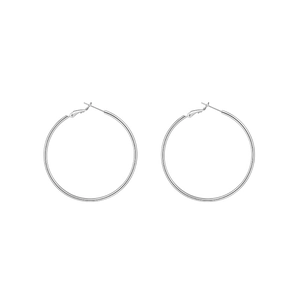 Orecchini a cerchio in argento lucido con design circolare minimalista su sfondo bianco
